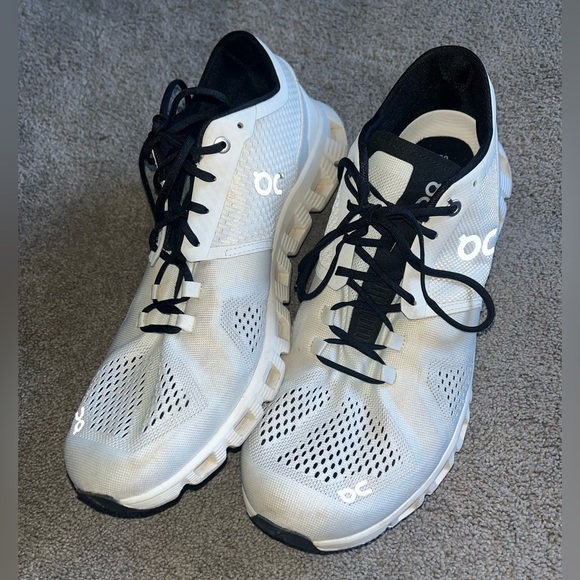 On Cloud Men’s size 10 White & Black Lightweight Sneakers - Picture 2 of 10